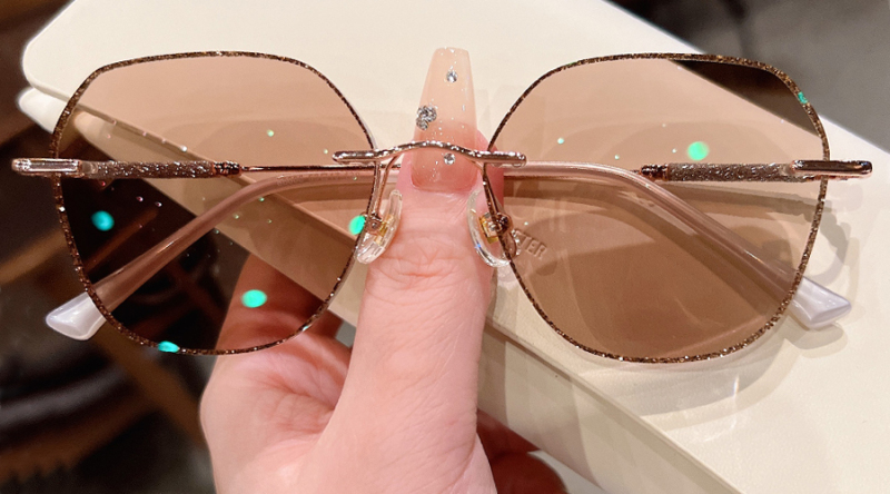 Alice 1.67 Index Photochromic Lenses